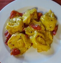 Cappellacci con ripieno di lavarello e formaggio lariano in salsa allo zafferano