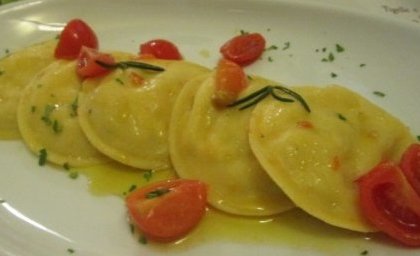 Panciotti con ripieno di capesante e gamberi in salsa pescatora